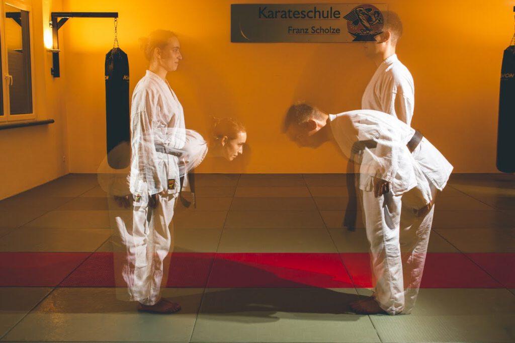 Wertevermittlung und sich verbeugende Karateka - Karateschule Scholze