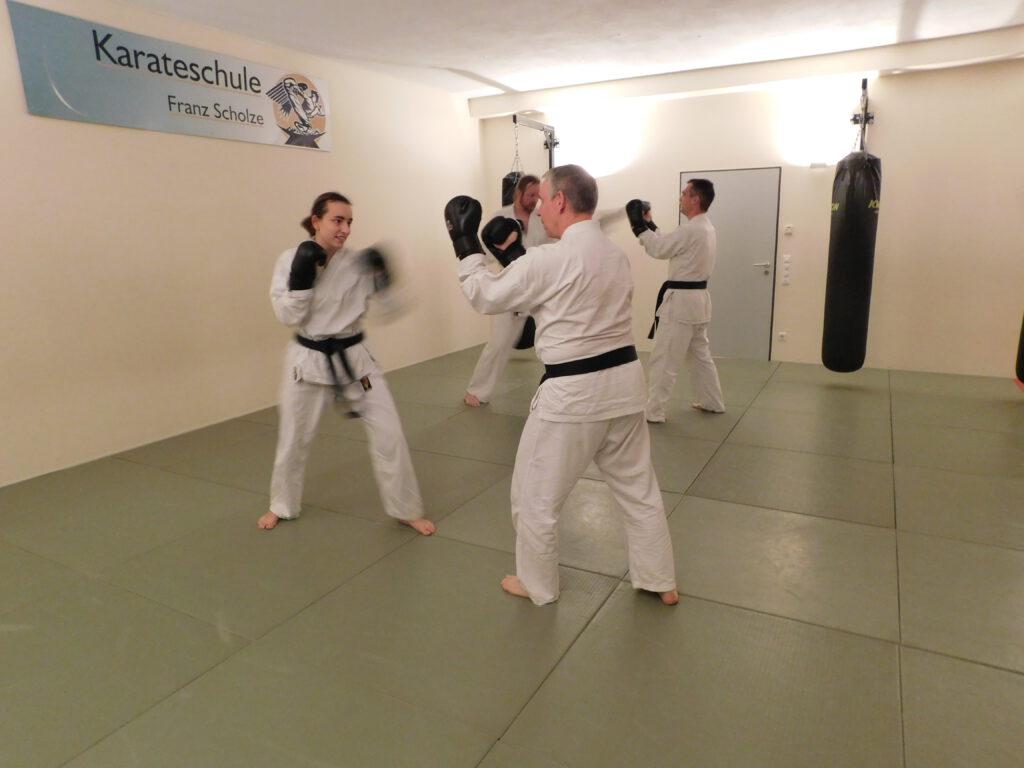 Kickboxen mit Partner und Boxhandschuhen - Karateschule Scholze