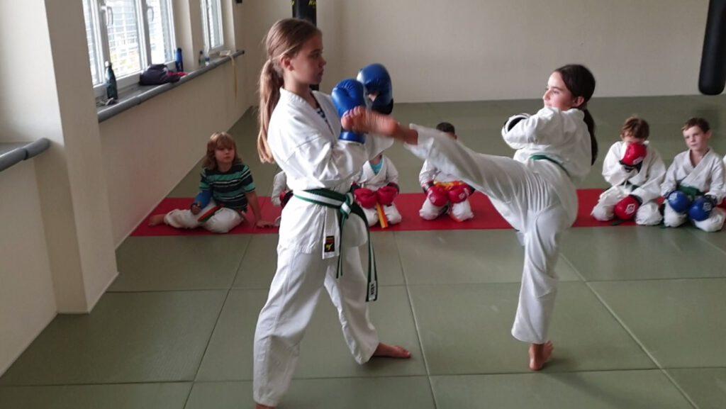 Kindertraining Kickboxen am Partner mit Boxhandschuhen - Karateschule Scholze
